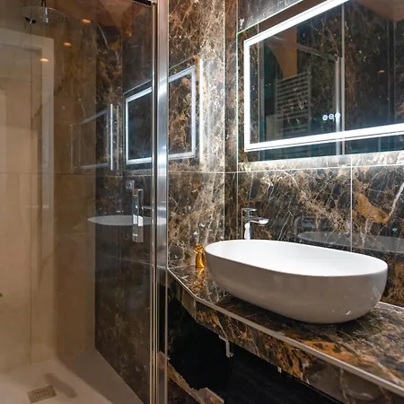 Luxury For Groups & Families In Center 都灵